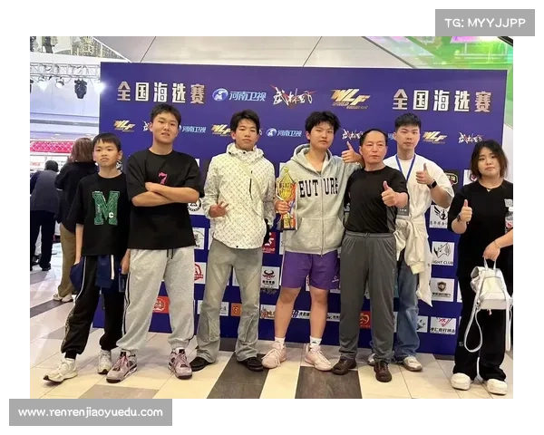 职业摔跤选手跨界综艺挑战 擂台技巧与障碍赛激情碰撞